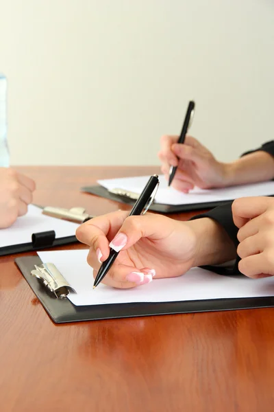 Κοντινό πλάνο επιχειρήσεων χέρια κατά τη διάρκεια της ομαδικής εργασίας — Φωτογραφία Αρχείου