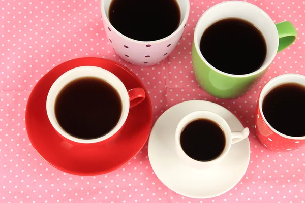 Xícaras de café em guardanapo rosa — Fotografia de Stock