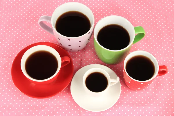Tassen Kaffee auf rosa Serviette — Stockfoto