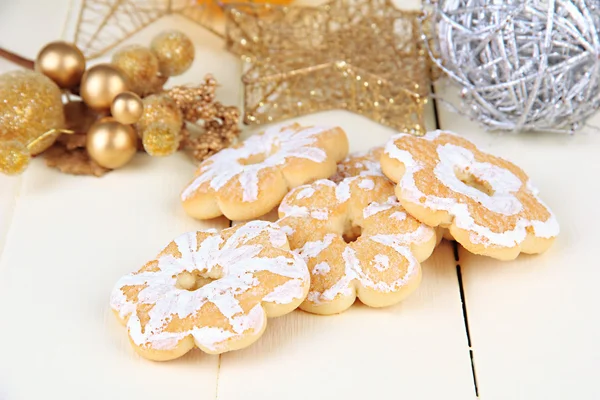 Galletas y decoraciones navideñas sobre fondo de madera color —  Fotos de Stock