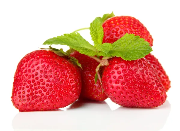 Fresas dulces maduras y menta, aisladas en blanco — Foto de Stock