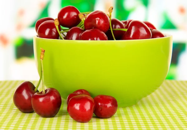 Wiśnia jagody w misce na stole w pokoju — Zdjęcie stockowe