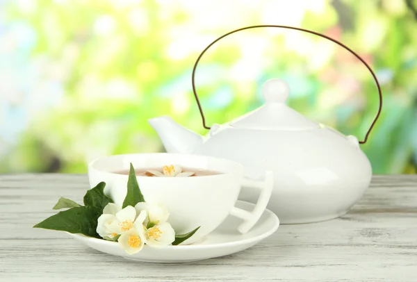 Φλιτζάνι τσάι με γιασεμί, σε φωτεινό φόντο — Φωτογραφία Αρχείου