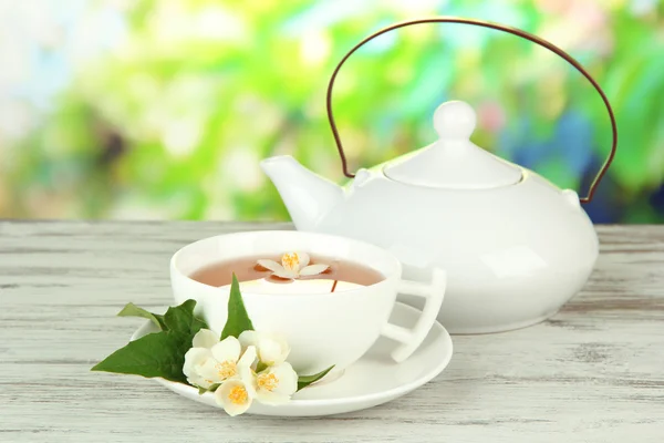 明るい背景上のジャスミンと紅茶のカップ — ストック写真