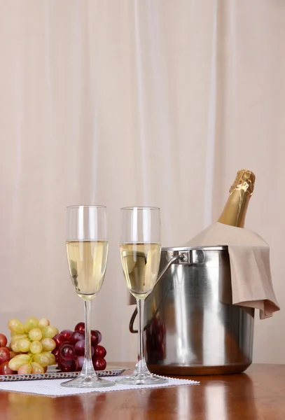Champagne en bril op ronde tafel op doek achtergrond — Stockfoto