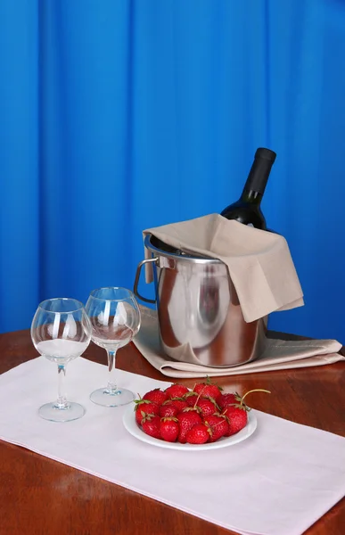 Wina i okulary na okrągły stół w sprawie szmatką tło — Zdjęcie stockowe