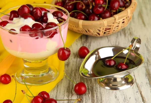 Delicioso postre de cereza en jarrón de vidrio sobre mesa de madera —  Fotos de Stock