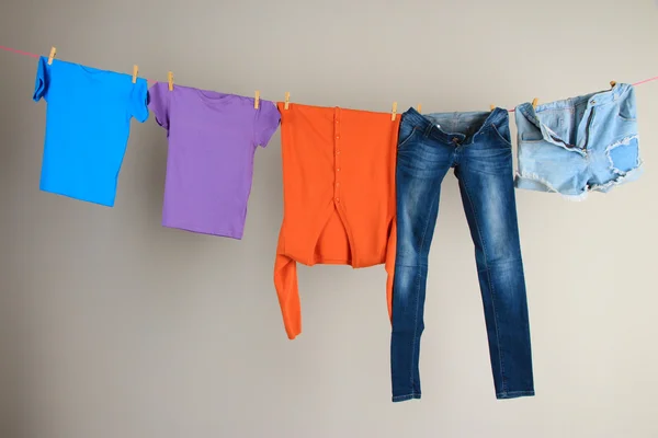 Línea de lavandería con ropa sobre fondo de pared —  Fotos de Stock