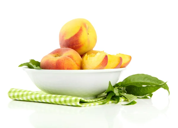Rijpe zoete perziken in kom, geïsoleerd op wit — Stockfoto