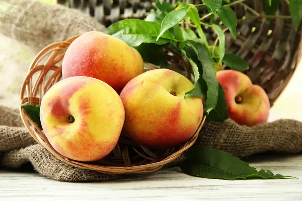 Reife süße Pfirsiche auf Holztisch, Nahaufnahme — Stockfoto