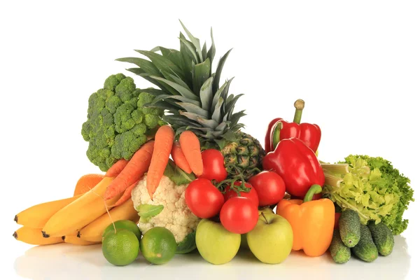 Асортимент свіжих фруктів і овочів, ізольовані на білому — стокове фото
