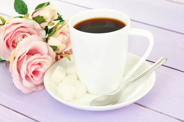 Tasse Kaffee, auf farbigem Holzhintergrund — Stockfoto