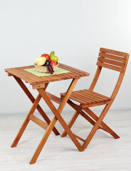 Dřevěný stůl s ovocem na pokoji — Stock fotografie