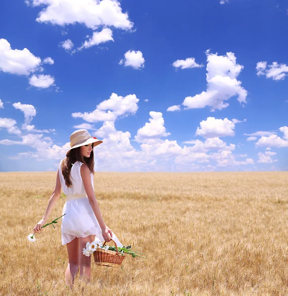 Portrait de belle jeune femme avec des fleurs dans le champ — Photo