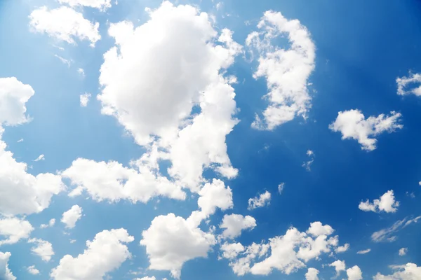 Fond bleu ciel avec nuages — Photo