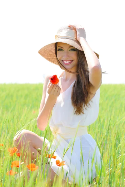 Porträtt av vacker ung kvinna med vallmo i fältet — Stockfoto