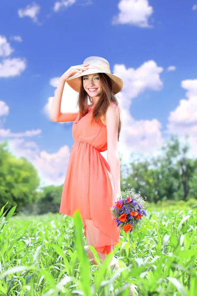 Porträt einer schönen jungen Frau mit Mohn auf dem Feld — Stockfoto