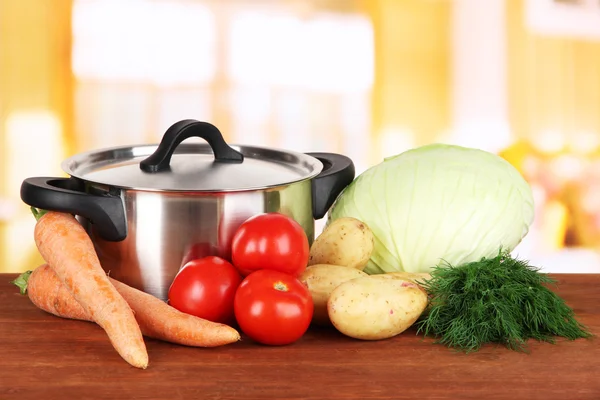 Ingrédients pour la cuisson de la soupe sur la table dans la cuisine — Photo