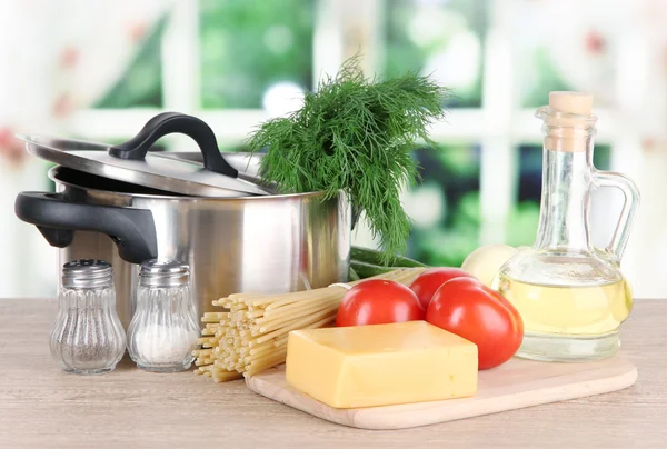 Ingredientes para cozinhar macarrão na mesa na cozinha — Fotografia de Stock