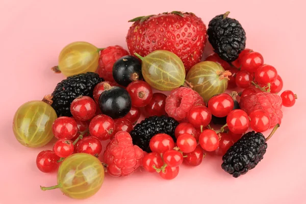 Reife Beeren auf rosa Hintergrund — Stockfoto