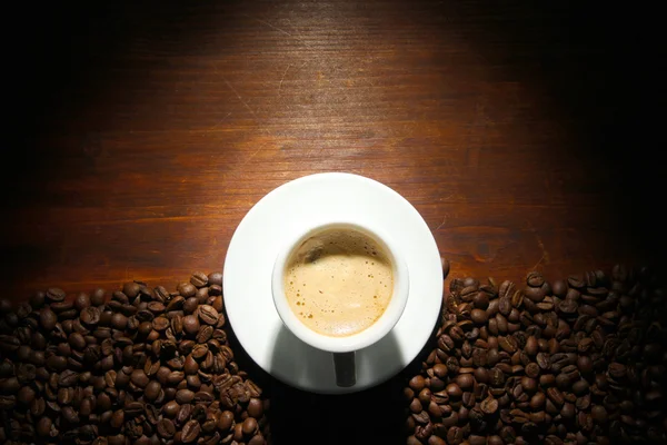 나무 배경에 원두 커피와 커피 한잔 — 스톡 사진