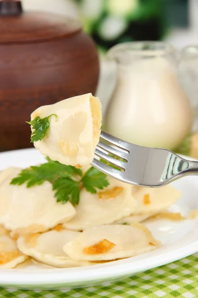 Smakelijke dumplings met gebakken UI op witte plaat, op lichte achtergrond — Stockfoto