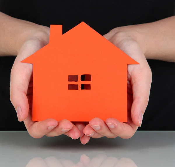 Papier huis in handen geïsoleerd op wit — Stockfoto