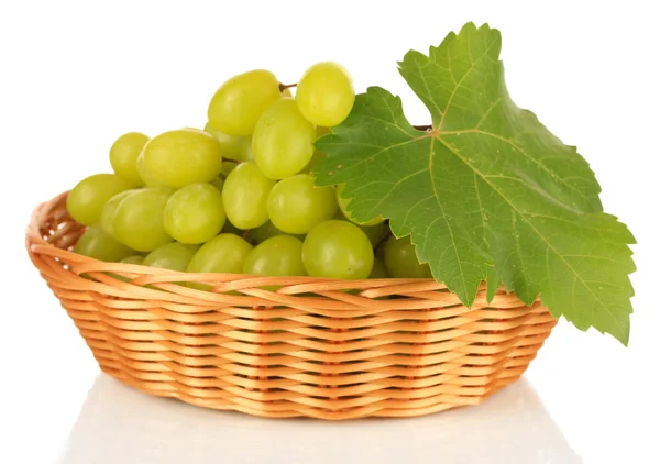 Ripe delicious grapes in wicker basket isolated on white — Stock Photo, Image