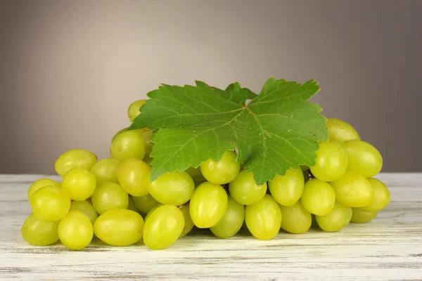 Ripe delicious grapes on table on gray background — Stock Photo, Image