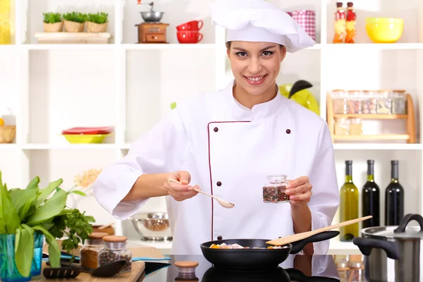 Jeune femme chef cuisinier en cuisine — Photo