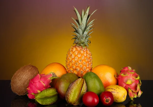 Composición de frutas exóticas sobre fondo colorido —  Fotos de Stock