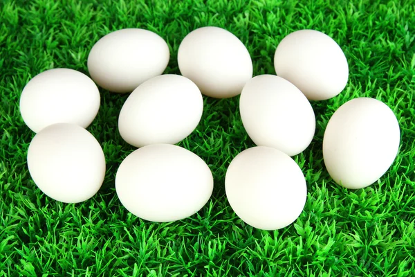 Muchos huevos en la hierba —  Fotos de Stock