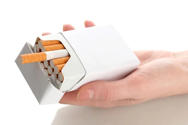 Kadın el ile üzerine beyaz izole sigara kutusu — Stok fotoğraf