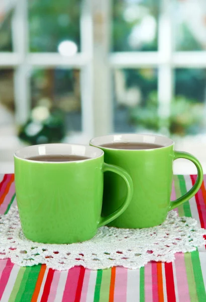Tazas de té en la mesa en la habitación — Foto de Stock
