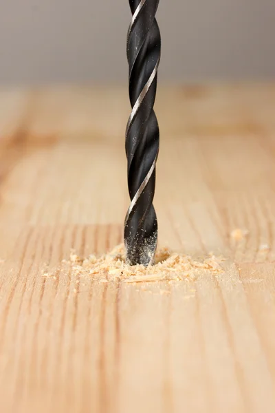 Imagen de primer plano del orificio de perforación en tablón de madera, sobre fondo de color —  Fotos de Stock