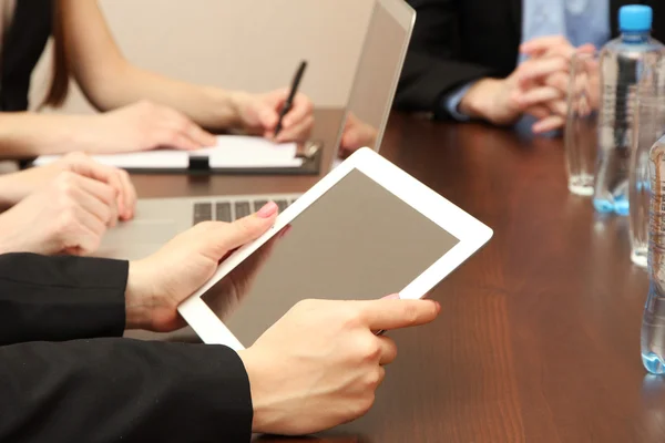 Frauenhände mit digitalem Tablet auf Bürohintergrund. — Stockfoto