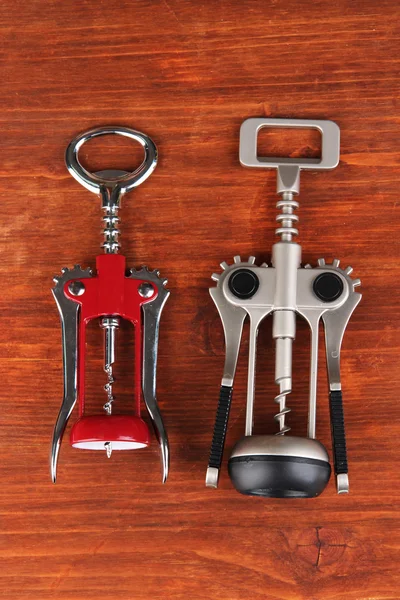 Ahşap zemin üzerinde iki corkscrews — Stok fotoğraf