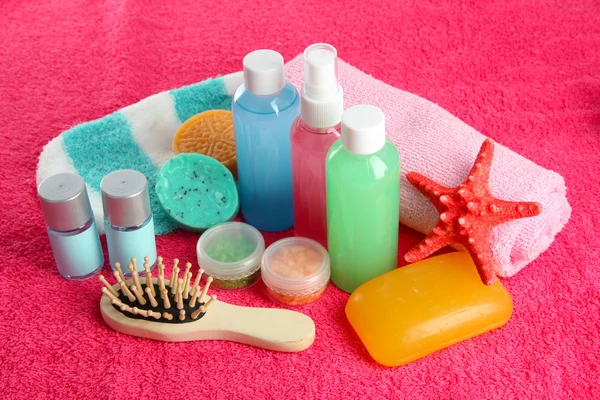 Hotell kosmetika kit på rosa handduk — Stockfoto