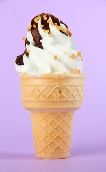 Вкусное мороженое с шоколадом, на фиолетовом фоне — стоковое фото