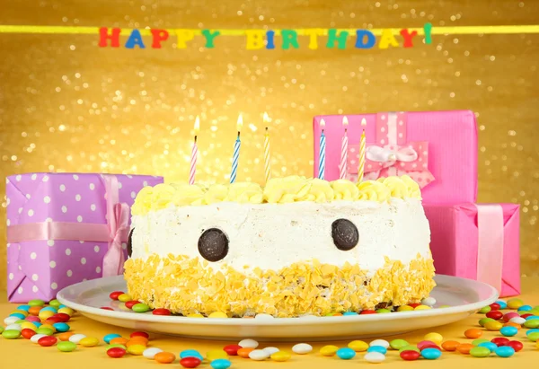 Bolo de aniversário feliz e presentes, no fundo amarelo — Fotografia de Stock