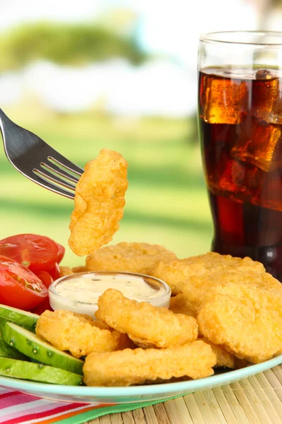 揚げ野菜、コーラ、公園内のテーブルに醤油とチキン ・ ナゲット — ストック写真