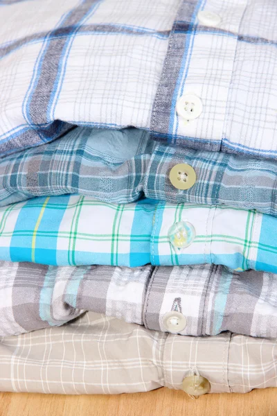 Рубашки аккуратно сложены крупным планом — стоковое фото