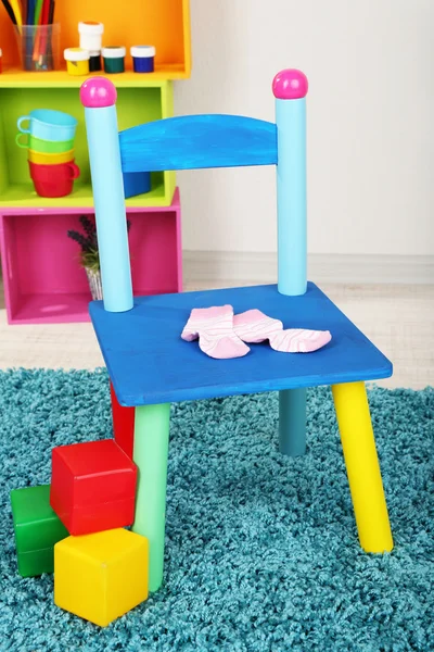 Küçük çocuklar için küçük ve renkli sandalye — Stok fotoğraf