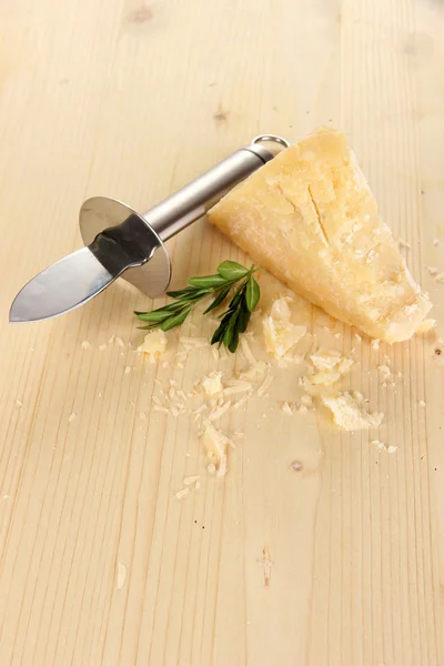 Pedaço de queijo parmesão com faca na mesa de madeira close-up — Fotografia de Stock