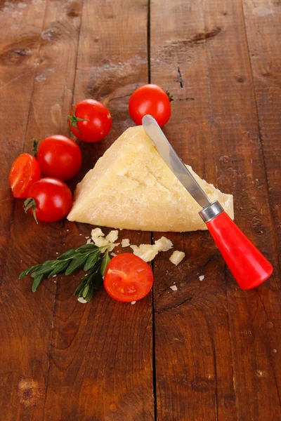 Pedazo de queso parmesano con cuchillo en la mesa de madera — Foto de Stock