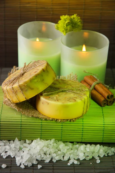 Jabón y velas hechas a mano sobre fondo de bambú —  Fotos de Stock