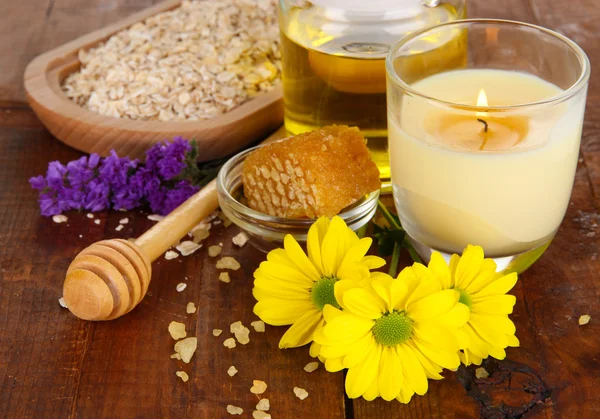 Fragrant honey spa with oils and honey on wooden table close-up — Stock Photo, Image