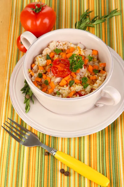 Délicieux riz aux légumes et herbes en pot sur table en bois close-up — Photo