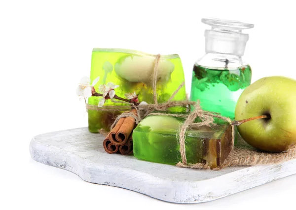 Jabón hecho a mano e ingredientes para la fabricación de jabón, aislado en blanco —  Fotos de Stock