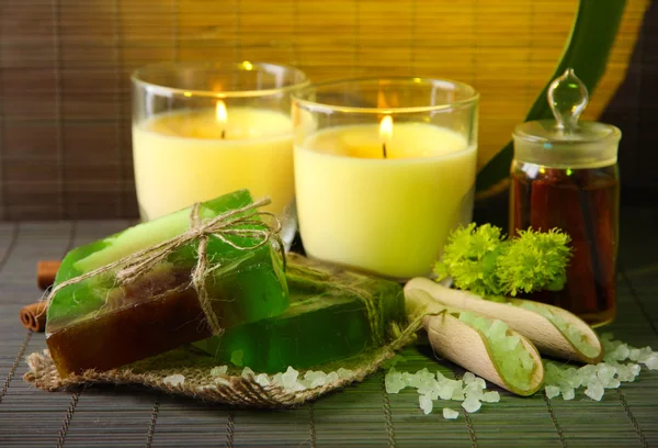 Handgemaakte zeep en kaarsen op bamboe mat achtergrond — Stockfoto